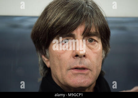 Düsseldorf, Deutschland. 23 Mär, 2018. Joachim Loew (Low, Jogi, Bundescoach GER), Portraet, Portr t, Porträt, Nahaufnahme, Fussball Laenderspiel, Freundschaftsspiel, Deutschland (GER) - Spanien (ESP), am 23.03.2018 in Düsseldorf/Deutschland. | Verwendung der weltweiten Kredit: dpa/Alamy leben Nachrichten Stockfoto