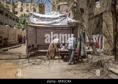 Kairo, Ägypten. 26 Mär, 2018. Ein Zelt für ältere Menschen vor einem Wahllokal in den Haram Nachbarschaft von Kairo. Die Abstimmung beginnt am heutigen Montag, 26. März und dauert über einen Zeitraum von drei Tagen. Montag, März 26, Kairo, Ägypten Credit: Sima Diab/ZUMA Draht/Alamy leben Nachrichten Stockfoto