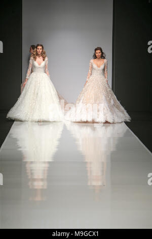 London, Großbritannien. 26. März 2018. Top Morilee bridal Name einer der oberen Bridal Marken präsentiert, die Arbeit ihrer Designer Madeline Gardner in einem privaten Show im Londoner Bridal Woche in London Excel statt. @Paul Quezada-Neiman/Alamy leben Nachrichten Stockfoto