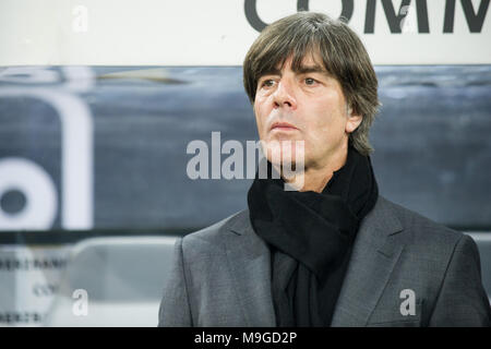 Düsseldorf, Deutschland. 24 Mär, 2018. Joachim Loew (Low, Jogi, Bundescoach GER) vor dem Spiel, Brustbild, Fussball Laenderspiel, Freundschaftsspiel, Deutschland (GER) - Spanien (ESP), am 23.03.2018 in Düsseldorf/Deutschland. | Verwendung der weltweiten Kredit: dpa/Alamy leben Nachrichten Stockfoto