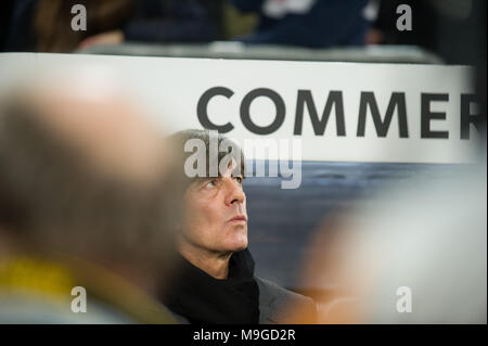 Düsseldorf, Deutschland. 24 Mär, 2018. Joachim Loew (Low, Jogi, Bundescoach GER) sieht nach oben, Brustbild, Fussball Laenderspiel, Freundschaftsspiel, Deutschland (GER) - Spanien (ESP), am 23.03.2018 in Düsseldorf/Deutschland. | Verwendung der weltweiten Kredit: dpa/Alamy leben Nachrichten Stockfoto