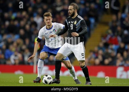 DANIELE RUGANI & GONZALO HIGUAIN ARGENTINIEN V Italien Argentinien / Italien, internationale freundlich Etihad Stadium, Manchester, England vom 23. März 2018 GBB7042 streng redaktionelle Verwendung. Wenn der Spieler/Spieler in diesem Bild dargestellt ist/Spielen für einen englischen Club oder das England National Team. Dann ist dieses Bild darf nur für redaktionelle Zwecke verwendet werden. Keine kommerzielle Nutzung. Folgende Verwendungen sind auch dann eingeschränkt, wenn in einem redaktionellen Kontext: Verwendung in Verbindung mit oder als Teil eines nicht autorisierten Audio-, Video-, Daten-, Spielpläne, Verein/liga Logos, Wetten, Spiele oder eine "Live"-Servi Stockfoto