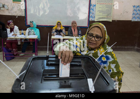 Kairo, Ägypten. 26 Mär, 2018. Eine Frau wirft ihren Stimmzettel bei der Wahl des Präsidenten Ägypten in Kairo, Ägypten, 26. März 2018. Abstimmung der ägyptischen Präsidentschaftswahl begann am Montag mit einem erwarteten leicht für den amtierenden Präsidenten Abdel Fattah al-Sisi gewinnen. Credit: Meng Tao/Xinhua/Alamy leben Nachrichten Stockfoto