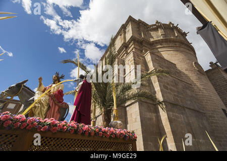 März 25, 2018 - Talavera, Toledo, Spanien - verschiedene Momente der Prozession am Palmsonntag. Die Bruderschaft der ''Borriquita'' ist die Bruderschaft der Kinder.. Die heilige Woche ist eines der wichtigsten und berühmtesten religiösen Fest aus Spanien. Jedes Jahr werden Tausende von Gläubigen feiern die Heilige Woche in der Osterzeit mit der Kreuzigung und Auferstehung von Jesus Christus. (Bild: © Manu Reino/SOPA Bilder über ZUMA Draht) Stockfoto