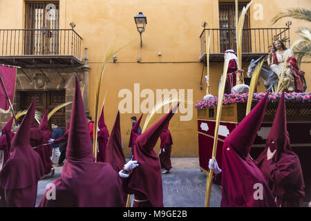 März 25, 2018 - Talavera, Toledo, Spanien - verschiedene Momente der Prozession am Palmsonntag. Die Bruderschaft der ''Borriquita'' ist die Bruderschaft der Kinder.. Die heilige Woche ist eines der wichtigsten und berühmtesten religiösen Fest aus Spanien. Jedes Jahr werden Tausende von Gläubigen feiern die Heilige Woche in der Osterzeit mit der Kreuzigung und Auferstehung von Jesus Christus. (Bild: © Manu Reino/SOPA Bilder über ZUMA Draht) Stockfoto