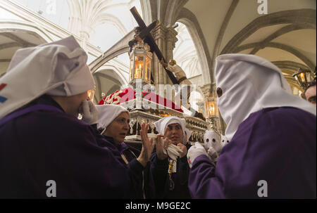 März 25, 2018 - Talavera, Toledo, Spanien - Die heilige Woche ist eines der wichtigsten und berühmtesten religiösen Fest aus Spanien. Jedes Jahr werden Tausende von Gläubigen feiern die Heilige Woche in der Osterzeit mit der Kreuzigung und Auferstehung von Jesus Christus. (Bild: © Manu Reino/SOPA Bilder über ZUMA Draht) Stockfoto