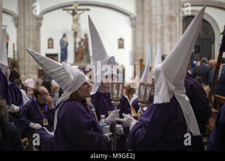 März 25, 2018 - Talavera, Toledo, Spanien - Mitglieder der Bruderschaft des''El Nazareno'' von Santa Olalla, Momente, bevor die Prozession durch die Straßen von Talavera.. Die heilige Woche ist eines der wichtigsten und berühmtesten religiösen Fest aus Spanien. Jedes Jahr werden Tausende von Gläubigen feiern die Heilige Woche in der Osterzeit mit der Kreuzigung und Auferstehung von Jesus Christus. (Bild: © Manu Reino/SOPA Bilder über ZUMA Draht) Stockfoto