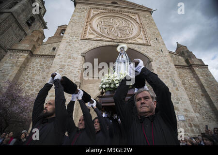 März 25, 2018 - Talavera, Toledo, Spanien - Mitglieder der Bruderschaft des "La Soledad" der Velada, Parade durch die Straßen von Talavera, an der Prozession der Region, in denen 10 verschiedene Dörfer, die von Tausenden von Menschen begleitet. Die heilige Woche ist eines der wichtigsten und berühmtesten religiösen Fest aus Spanien. Jedes Jahr werden Tausende von Gläubigen feiern die Heilige Woche in der Osterzeit mit der Kreuzigung und Auferstehung von Jesus Christus. (Bild: © Manu Reino/SOPA Bilder über ZUMA Draht) Stockfoto