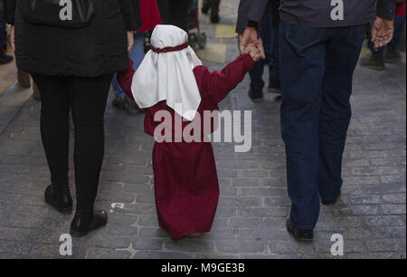 März 25, 2018 - Talavera, Toledo, Spanien - verschiedene Momente der Prozession am Palmsonntag. Die Bruderschaft der ''Borriquita'' ist die Bruderschaft der Kinder.. Die heilige Woche ist eines der wichtigsten und berühmtesten religiösen Fest aus Spanien. Jedes Jahr werden Tausende von Gläubigen feiern die Heilige Woche in der Osterzeit mit der Kreuzigung und Auferstehung von Jesus Christus. (Bild: © Manu Reino/SOPA Bilder über ZUMA Draht) Stockfoto