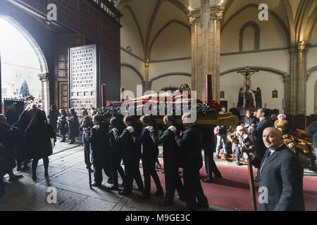 März 25, 2018 - Talavera, Toledo, Spanien - Mitglieder der Bruderschaft des "Cristo de los yacentes'' der Velada, verlassen sie die Kirche die Parade durch die Straßen von Talavera zu beginnen, an der Prozession der Region, in denen 10 verschiedene Dörfer, die von Tausenden von Menschen begleitet. Die heilige Woche ist eines der wichtigsten und berühmtesten religiösen Fest aus Spanien. Jedes Jahr werden Tausende von Gläubigen feiern die Heilige Woche in der Osterzeit mit der Kreuzigung und Auferstehung von Jesus Christus. (Bild: © Manu Reino/SOPA Bilder über ZUMA Draht) Stockfoto