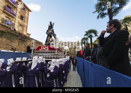 März 25, 2018 - Talavera, Toledo, Spanien - Mitglieder der Bruderschaft des''El Nazareno'' von Santa Olalla, Parade durch die Straßen von Talavera, an der Prozession der Region, in denen 10 verschiedene Dörfer, die von Tausenden von Menschen begleitet. Die heilige Woche ist eines der wichtigsten und berühmtesten religiösen Fest aus Spanien. Jedes Jahr werden Tausende von Gläubigen feiern die Heilige Woche in der Osterzeit mit der Kreuzigung und Auferstehung von Jesus Christus. (Bild: © Manu Reino/SOPA Bilder über ZUMA Draht) Stockfoto