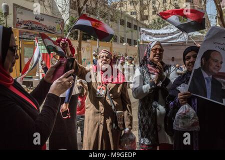 Kairo, Ägypten. 26 Mär, 2018. Anhänger des amtierenden Präsidenten jubeln vor dem Wahllokal am ersten Tag der Präsidentschaftswahlen in Kairo, Ägypten. Die Abstimmung beginnt heute und dauert über einen Zeitraum von drei Tagen. Credit: Sima Diab/ZUMA Draht/Alamy leben Nachrichten Stockfoto