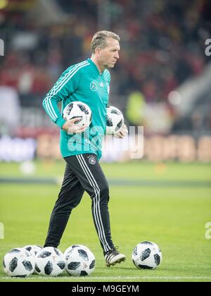 Düsseldorf, Deutschland. 23 Mär, 2018. Andreas Koepke (Kopke, goalwartcoach, GER) mit Baellen beim Aufwaermen, Trainer Fussball Laenderspiel, Freundschaftsspiel, Deutschland (GER) - Spanien (ESP) 1:1, am 23.03.2018 in Düsseldorf/Deutschland. | Verwendung der weltweiten Kredit: dpa/Alamy leben Nachrichten Stockfoto