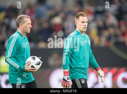 Andreas Koepke (Kopke, goalwartcoach, GER) im Gespraech mit goalwart Treber - Andre TER STEGEN r. (GER). Fussball Laenderspiel, Freundschaftsspiel, Deutschland (GER) - Spanien (ESP) 1:1, am 23.03.2018 in Düsseldorf/Deutschland. | Verwendung weltweit Stockfoto