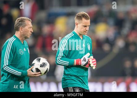 Andreas Koepke (Kopke, goalwartcoach, GER) im Gespraech mit goalwart Treber - Andre TER STEGEN r. (GER). Fussball Laenderspiel, Freundschaftsspiel, Deutschland (GER) - Spanien (ESP) 1:1, am 23.03.2018 in Düsseldorf/Deutschland. | Verwendung weltweit Stockfoto