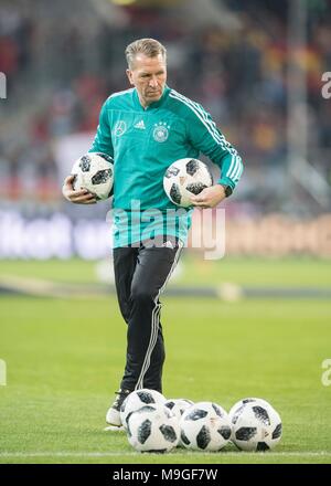 Düsseldorf, Deutschland. 23 Mär, 2018. Andreas Koepke (Kopke, goalwartcoach, GER) mit Baellen beim Aufwaermen, Trainer Fussball Laenderspiel, Freundschaftsspiel, Deutschland (GER) - Spanien (ESP) 1:1, am 23.03.2018 in Düsseldorf/Deutschland. | Verwendung der weltweiten Kredit: dpa/Alamy leben Nachrichten Stockfoto
