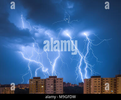 Viele Blitze über dem Gehäuse. Night Storm in der Stadt. Stockfoto