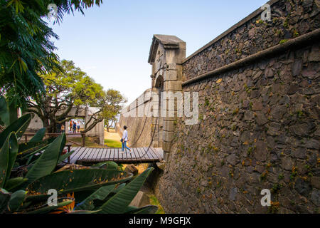 Portón De Campo, City Gate und hölzerne Zugbrücke, Colonia del Sacramento, Uruguay Stockfoto