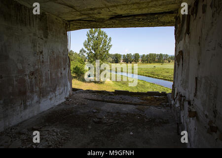 Heruntergekommenes Hotel, meist von Zement. Das Gebäude ist in einem gebrochenen und zerbröckeln. Stockfoto