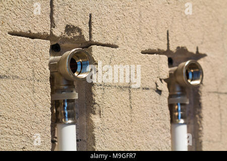 Wasserleitungen aus Polypropylen in der Wand, Sanitär im Haus. Installation von Abwasserleitungen in einem Badezimmer der Wohnung Interieur während der Renova Stockfoto