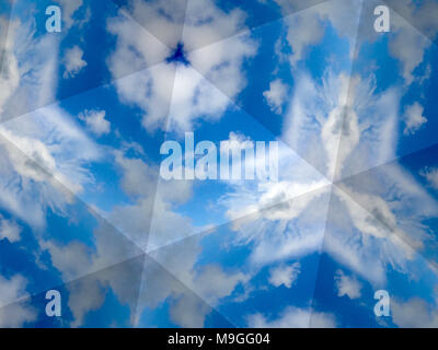 Eine kaleidoskopische Bearbeiten der blauen Himmel und weißen Wolken über die Worcestershire Stadt Ledbury während einem Tag im Sommer. Stockfoto