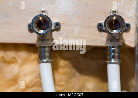 Wasserleitungen aus Polypropylen in der Wand, Sanitär im Haus. Installation von Abwasserleitungen in einem Badezimmer der Wohnung Interieur während der Renova Stockfoto