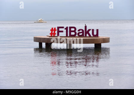 Baku, Aserbaidschan - Dezember 22, 2017: Formel 1 Zeichen über dem Wasser an bewölkten Dezember am frühen Abend an der Bucht von Baku in Baku, Aserbaidschan. Stockfoto