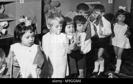 Kinder feiert den Internationalen Tag der Arbeit in einem sowjetischen Kindergarten Stockfoto