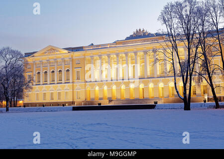 St. Petersburg, Russland - Januar 08, 2016: Nordfassade des Mikhailovsky Palast. In 1819-1825 durch Design von Carlo Rossi gebaut, der Palast beherbergt die Stockfoto