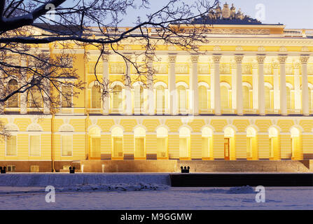 St. Petersburg, Russland - Januar 08, 2016: Nordfassade des Mikhailovsky Palast. In 1819-1825 durch Design von Carlo Rossi gebaut, der Palast beherbergt die Stockfoto