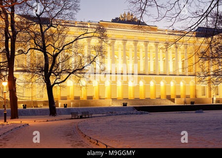 St. Petersburg, Russland - Januar 08, 2016: Nordfassade des Mikhailovsky Palast. In 1819-1825 durch Design von Carlo Rossi gebaut, der Palast beherbergt die Stockfoto