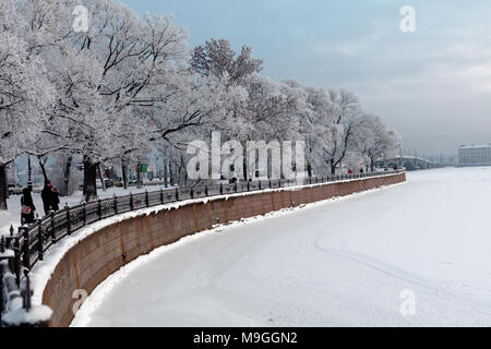 St. Petersburg, Russland - Januar 17, 2016: Die Menschen machen Fotos am Ufer des Kronverksky Straße in einem Wintertag. Dieses Hotel bietet eine tolle Aussicht Stockfoto