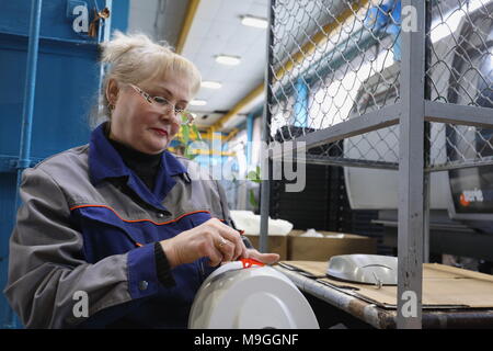 St. Petersburg, Russland - 15. März 2018: Mitarbeiterin bei der Arbeit in der Kunststoff Recycling Werk nach der Zeitung "Komsomolskaja Prawda" genannt. Die Anlage p Stockfoto