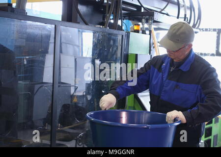 St. Petersburg, Russland - 15. März 2018: Arbeiterin bei der Arbeit in der Kunststoff-Recycling-Anlage nach der Zeitung Komsomolskaja Prawda benannt. Stockfoto