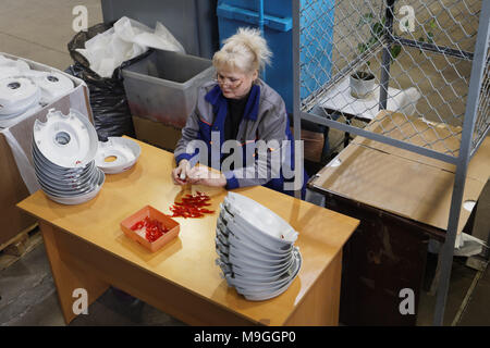 St. Petersburg, Russland - 15. März 2018: Mitarbeiterin bei der Arbeit in der Kunststoff Recycling Werk nach der Zeitung "Komsomolskaja Prawda" genannt. Die Anlage p Stockfoto