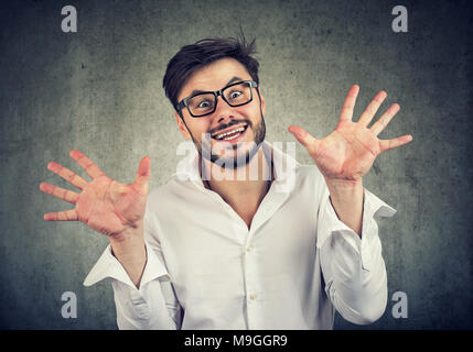 Junge aufgeregt Mann Gesichter und Gesten in der Überraschung an der Kamera schaut. Stockfoto