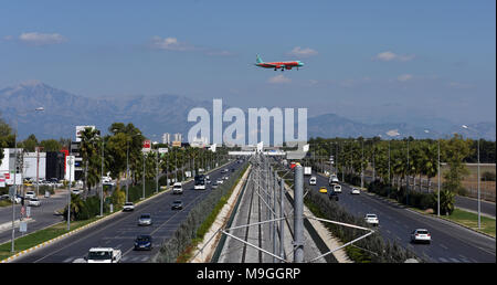 Antalya, Türkei - 3. Oktober 2017: Flugzeuge der Windrose-Airlines landen über die Autobahn am Flughafen Antalya. Stockfoto