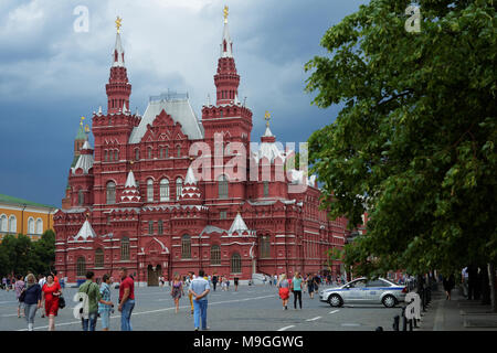 Moskau, Russland - 2. Juli 2014: Menschen gehen vor dem Staatlichen Historischen Museum auf dem Roten Platz. Das Museum wurde 1872 gefunden Stockfoto