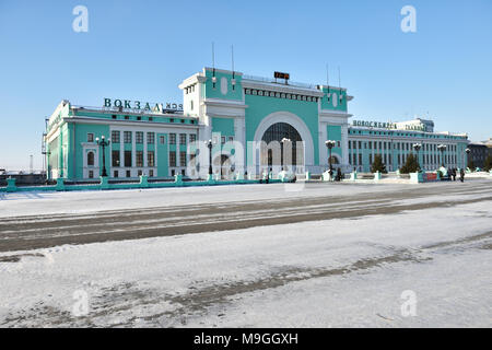 Nowosibirsk, Russland - Januar 11, 2015: Bau der Hauptbahnhof. Das Gebäude abgeschlossen 1939 und kann bis zu 3,9 Tausend Pass aufnehmen Stockfoto