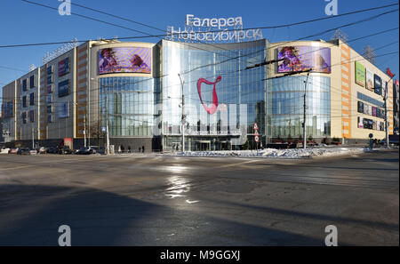 Nowosibirsk, Russland - Januar 11, 2015: Shopping Mall Gallery Nowosibirsk. Im Dezember 2014 eröffnete, hat es Gesamtfläche 130.000 qm mit 53.500 s Stockfoto