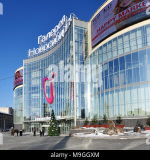 Nowosibirsk, Russland - Januar 11, 2015: Shopping Mall Gallery Nowosibirsk. Im Dezember 2014 eröffnete, hat es Gesamtfläche 130.000 qm mit 53.500 s Stockfoto