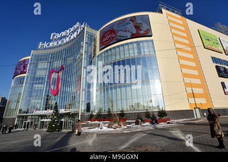 Nowosibirsk, Russland - Januar 11, 2015: Shopping Mall Gallery Nowosibirsk. Im Dezember 2014 eröffnete, hat es Gesamtfläche 130.000 qm mit 53.500 s Stockfoto