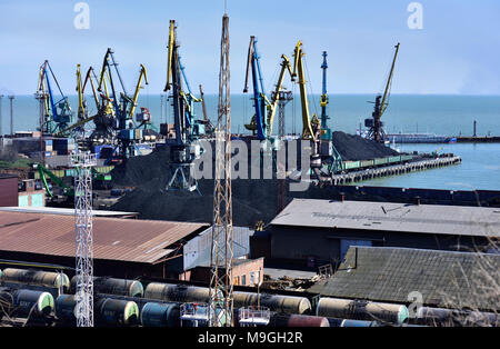 Taganrog, Russland - 11. März 2015: Blick auf Cargo Terminals der Seehafen. Taganrog Port wurde 1698 vom Kaiser Peter der Große gefunden Stockfoto