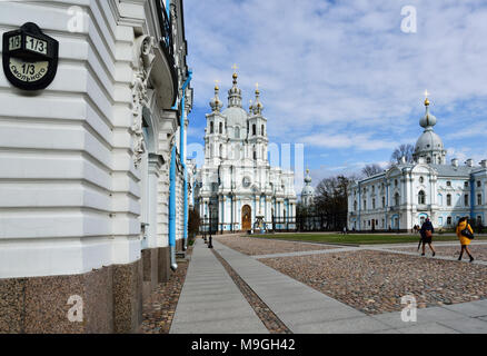 St. Petersburg, Russland - 27. April 2015: Menschen auf der Rastrelli Platz vor dem Smolny Kloster. Die Hauptkirche des Klosters, Smolny Kathedrale wa Stockfoto