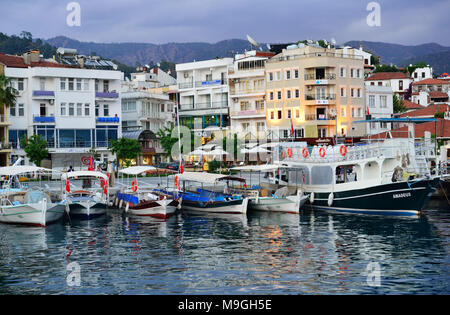 Marmaris, Türkei - Mai 07, 2014: Reise Boote am Ufer in der Dämmerung. Bootsfahrten sind herrlich entspannende Tätigkeit für Tausende von Touristen Stockfoto