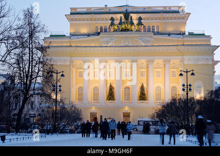 St. Petersburg, Russland - 5. Januar 2016: Bau des Alexandrinsky-Theaters in einem Winterabend. Stockfoto