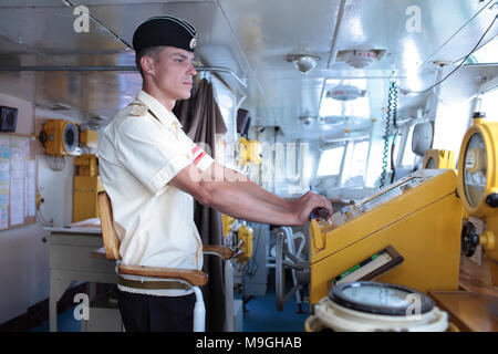 Sewastopol, Krim, Ukraine - August 17, 2012: Midshipman auf der Brücke der Russischen Fregatte 'Pytlivy'. In Kaliningrad 1981 erbaut, die Fregatte includ Stockfoto