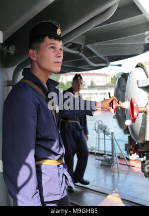 Sewastopol, Krim, Ukraine - August 17, 2012: Seeleute an der Torpedorohre auf die russische Fregatte 'Pytlivy'. In Kaliningrad 1981 erbaut, die Fregatte Stockfoto