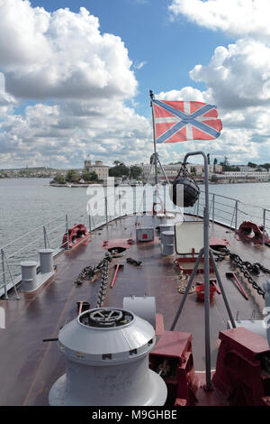 Sewastopol, Krim, Ukraine - August 17, 2012: Jack Flagge der Russischen Marine auf der Fregatte "Pytlivy'. In Kaliningrad 1981 erbaut, die Fregatte im Lieferumfang enthalten Stockfoto