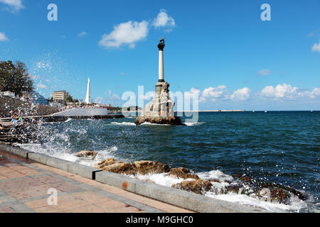 Sewastopol, Krim, Ukraine - August 17, 2012: die Menschen am Ufer vor dem Denkmal des versenkt Kriegsschiffe. Das Denkmal wurde in 1 Stockfoto